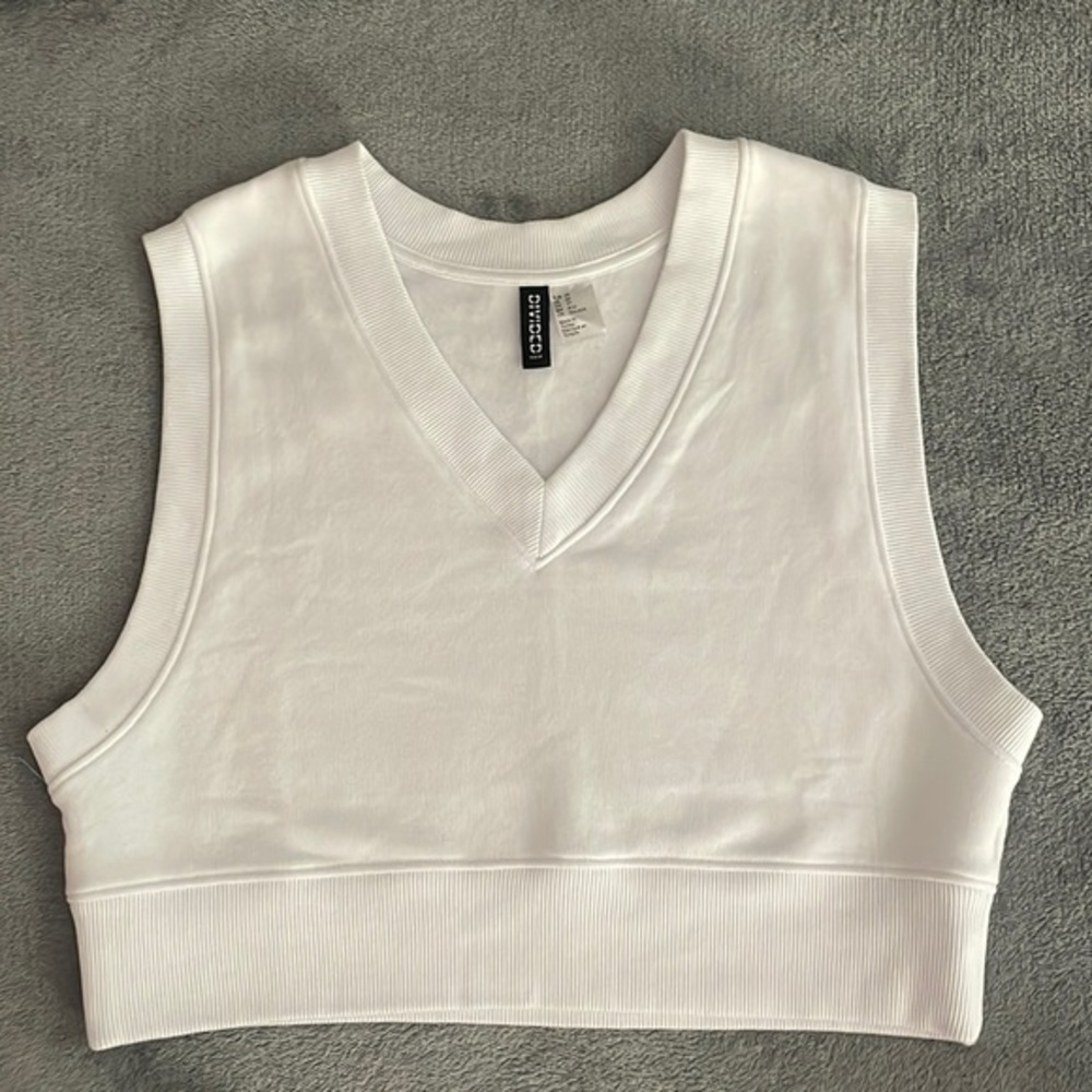 NWOT - H&M sleeveless cropped V-neck sweatshirt